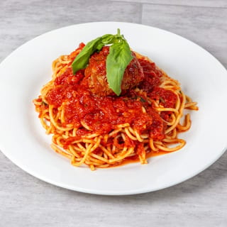 Spaghetti and meatballs tray