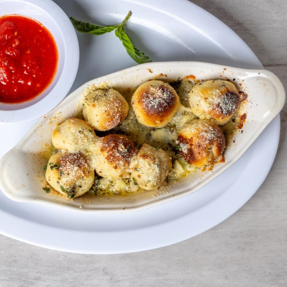 Garlic knots (8).